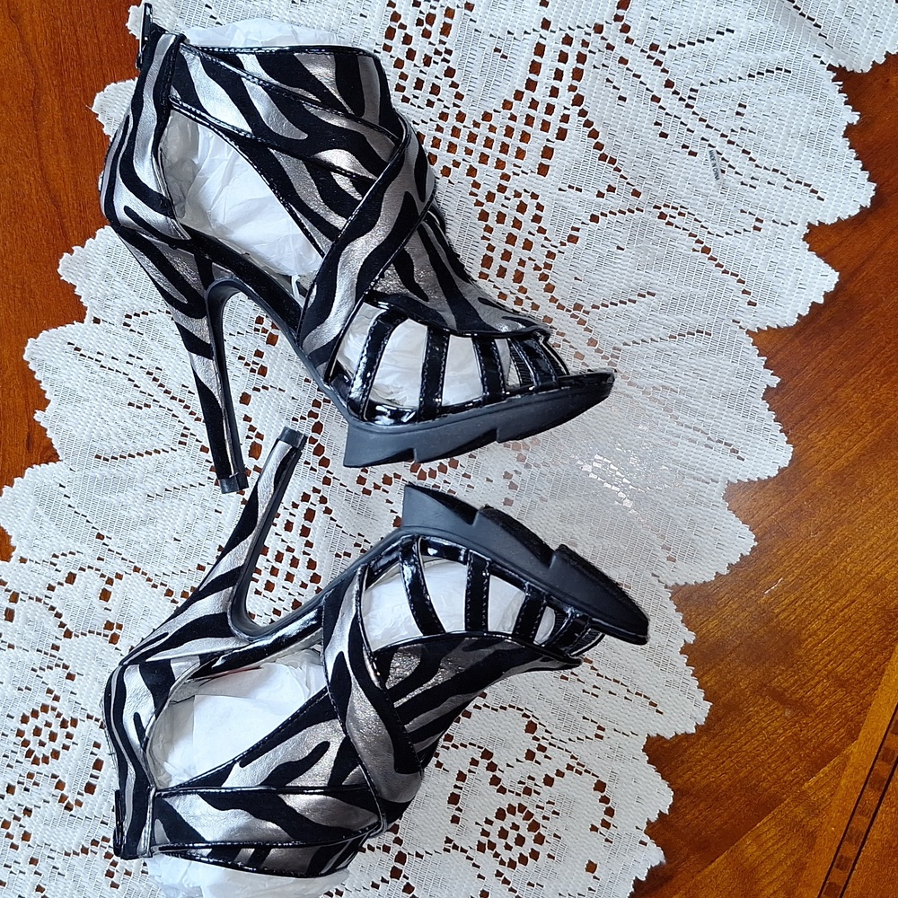 NiB Circle Zebra Print Black & Silver Open Toe Heels Size 6.5 - Picture 5 of 8